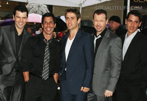 Jordan, Danny, Joey, Donnie, Jonathan: New Kids On The Block, ou NKOTB.